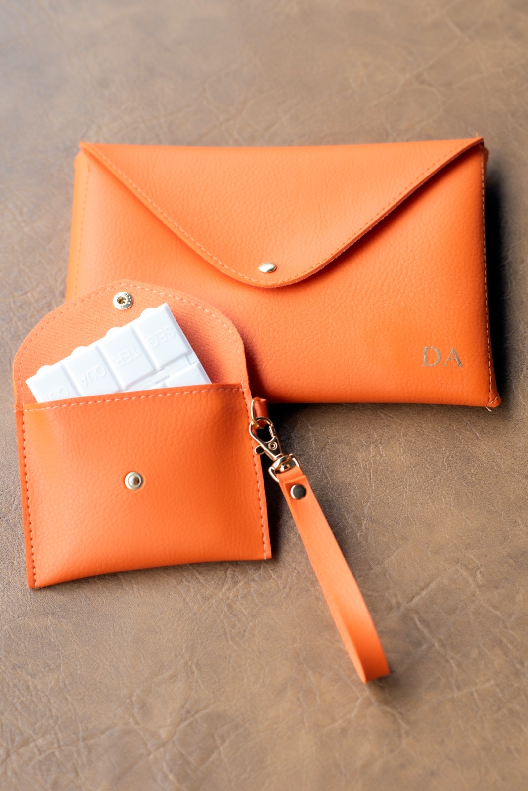 presentes em couro sintético representam uma excelente alternativa para brindes corporativos. A Cramby crafts possui autoridade na confecção de produtos personalizados, e está pronta para auxiliar nessa escolha
